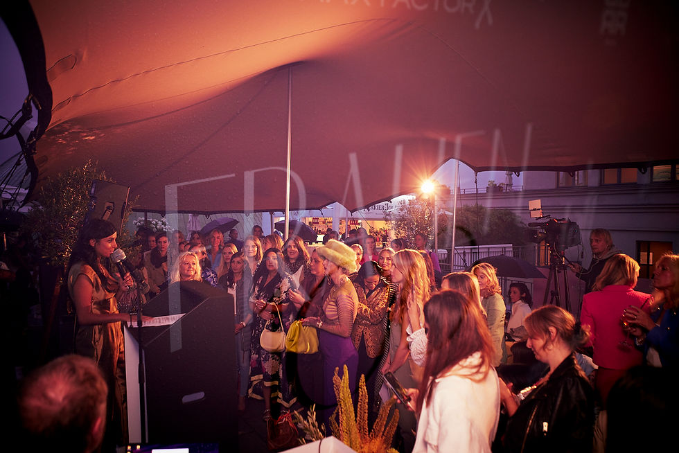 Besucherinnen beim Austausch auf dem FRAUEN100 Empowerment-Event, Abendstimmung und Event-Atmosphäre beim FRAUEN100 Networking-Abend, Speakerin auf der Bühne beim FRAUEN100 Frauen-Event unter freiem Himmel