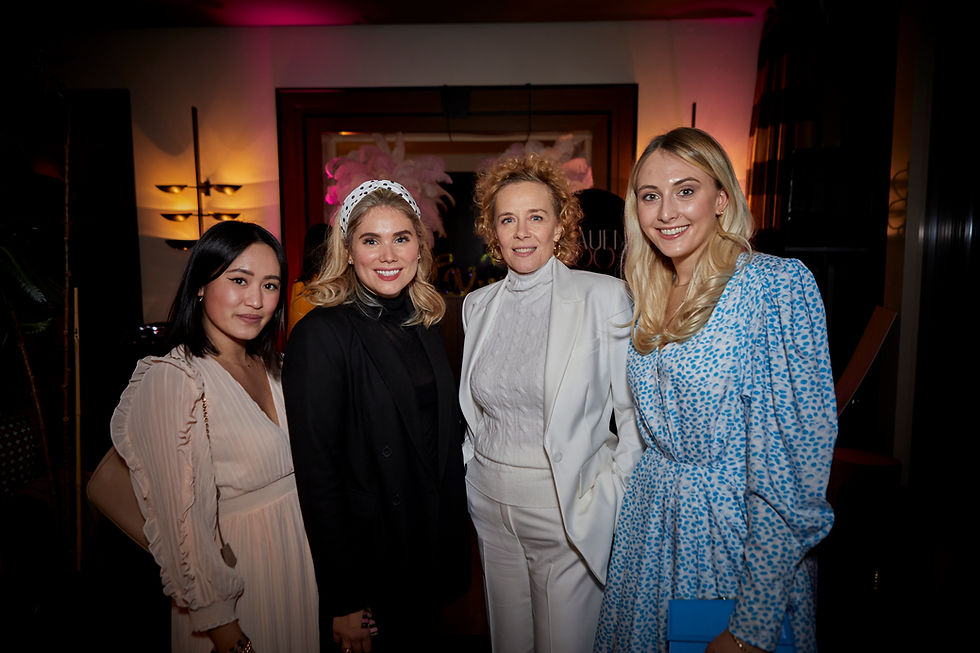 Gäste beim FRAUEN100 Community-Abend in stilvoller Atmosphäre, Bühnenmoment und Live-Auftritt beim FRAUEN100 Event, Besucherinnen beim Networking und Dinner auf dem FRAUEN100 Event
