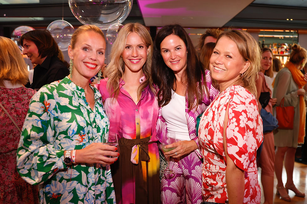Bühnenmoment beim FRAUEN100 Female Empowerment Event, Gruppenfoto der Gäste beim FRAUEN100 Netzwerkabend in Berlin, Dekoration und Event-Atmosphäre beim FRAUEN100 Abend-Event mit Blick über Berlin