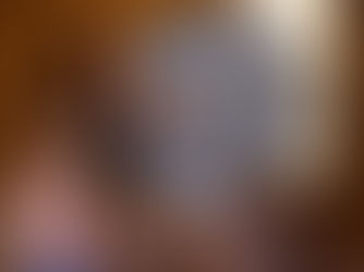 Frau spricht mit Mikrofon vor Publikum auf einer Veranstaltung; im Hintergrund ein rundes Schild mit der Aufschrift „Frauen100 x Iconomy“.