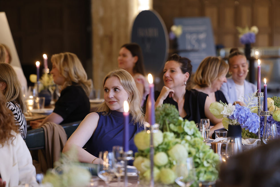 FRAUEN100 Event Gruppenfoto – Female Leaders aus Wirtschaft und Gesellschaft zeigen Stärke und Zusammenhalt