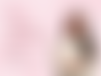 Porträt einer Finanzberaterin mit Zitat zu finanzieller Selbstbestimmung und Empowerment für Frauen vor modernem rosa Hintergrund.