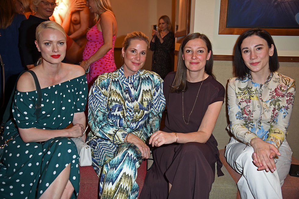 Besucherinnen beim FRAUEN100 Community- und Dinner-Event, Paneltalk und Diskussion zu Female Leadership bei FRAUEN100, Gespräche und Networking beim FRAUEN100 Frauen-Event