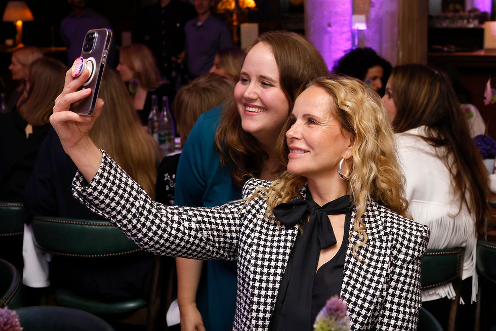 Präsentation und Vortrag beim FRAUEN100 Event zu Female Leadership, Gäste und Speaker:innen beim FRAUEN100 Networking-Abend, Emotionale Momente und Austausch beim FRAUEN100 Community-Event