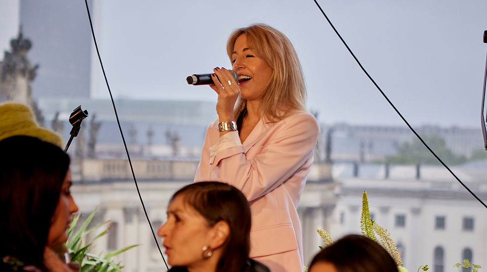 Besucherinnen beim Austausch auf dem FRAUEN100 Empowerment-Event, Abendstimmung und Event-Atmosphäre beim FRAUEN100 Networking-Abend, Speakerin auf der Bühne beim FRAUEN100 Frauen-Event unter freiem Himmel