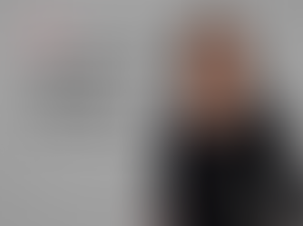 Porträt einer Frau in schwarzer Kleidung vor grauem Hintergrund neben einem Zitat: „Gleichstellung ist kein Nebenprojekt – sie gehört in die Kernprozesse jeder Organisation.“