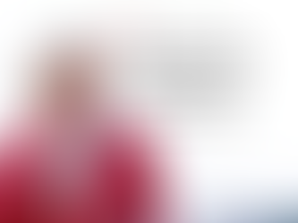 Frau im roten Blazer spricht mit Mikrofon vor Publikum; daneben ein Zitat ĂĽber den Umgang mit Frauen als demokratisches Problem.