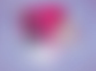 Eine pinke Geschenkbox von FRAUEN100 x Barbie mit verschiedenen Beauty-Produkten, einer Barbie-Puppe, Parfum, Schmuck, zwei Weingläsern und Accessoires ist dekorativ aufgestellt.