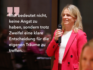 Frau in pinkem Blazer spricht mit Mikrofon vor Publikum, daneben ein Zitat über Mut, Entscheidungen und das Verfolgen eigener Träume.