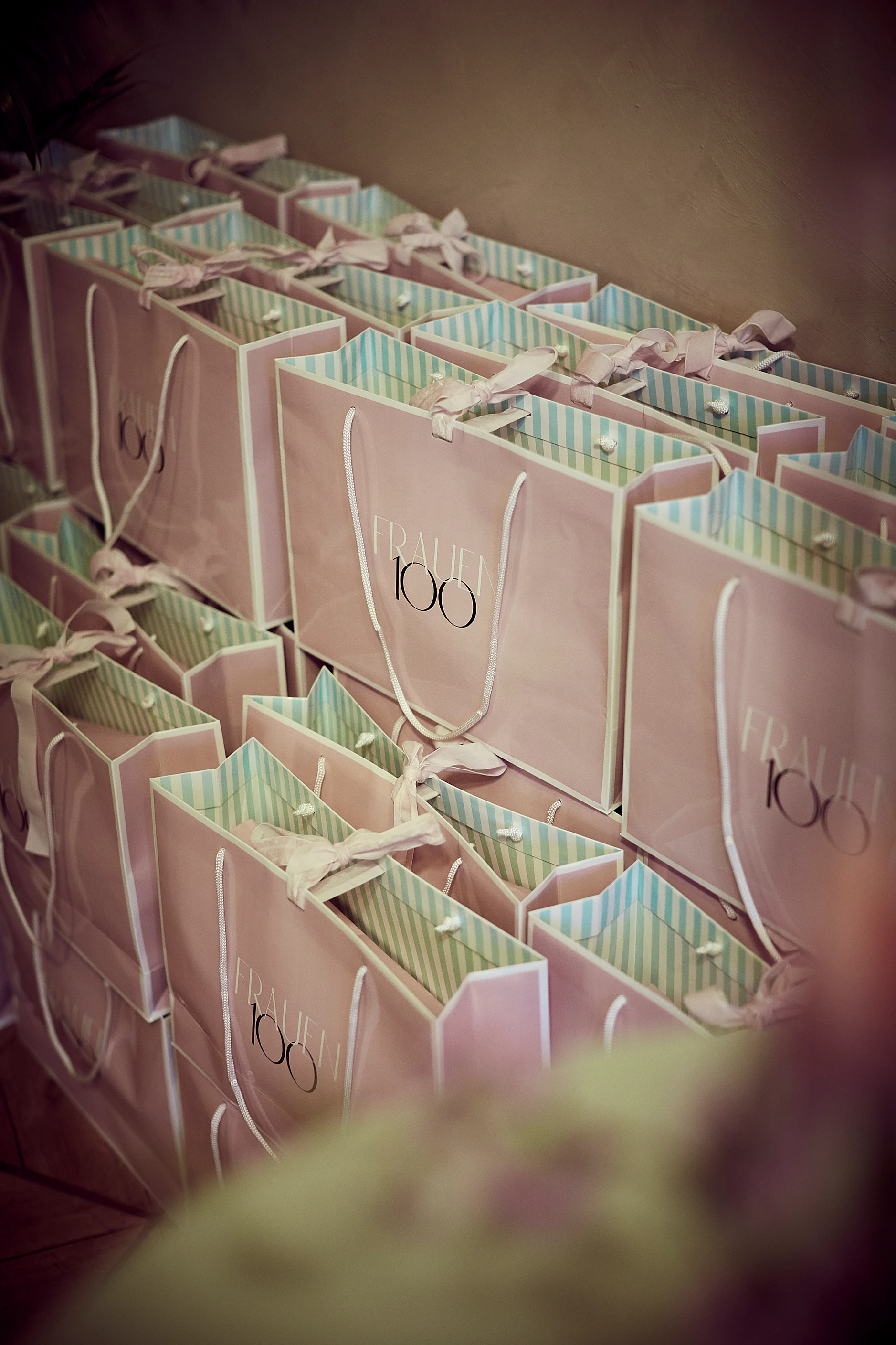 Liebevoll vorbereitete Goodie Bags warten auf ihre Besitzerinnen – kleine Aufmerksamkeiten, die Wertschätzung zeigen und den Abend noch lange in Erinnerung halten.