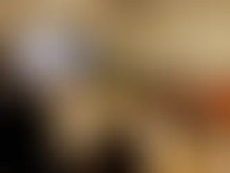 Eine Frau spricht vor einem Publikum bei einem stilvollen Event, während die Gäste aufmerksam zuhören – ein Moment des Austauschs, der Inspiration und Vernetzung.