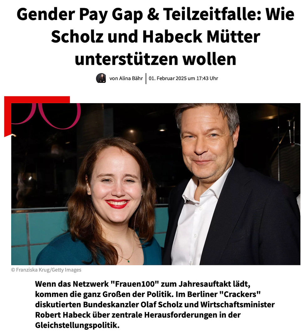 FRAUEN100 Logo auf Pressewand – Branding für Frauenrechte und feministische Initiativen