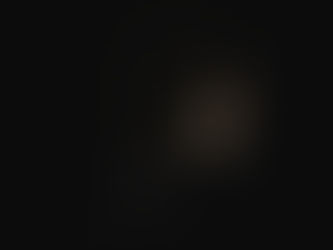 Seitliches Profil einer Frau als Silhouette vor schwarzem Hintergrund, nur von hinten leicht beleuchtet.