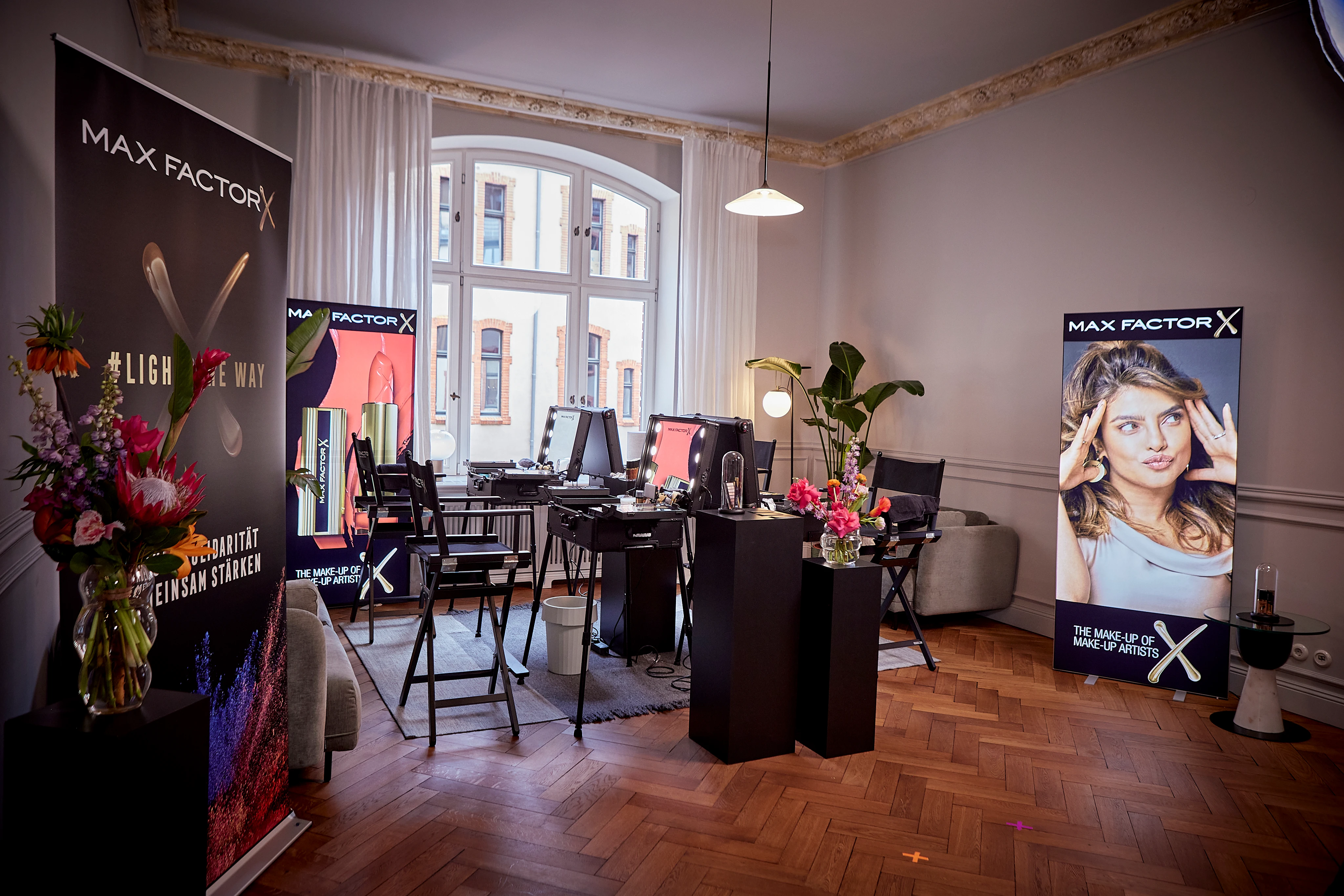 Ein stilvoll eingerichteter Beauty-Bereich lädt zum Ausprobieren, Austauschen und Vorbereiten ein – ein Ort, an dem Kreativität, Selbstbewusstsein und Individualität im Mittelpunkt stehen.