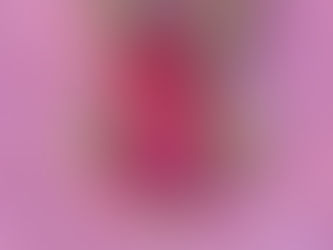 Zwei Hände halten ein pinkes Schleifenband als Symbol für Brustkrebs-Aufklärung vor einem rosafarbenen Hintergrund.