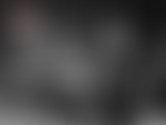 Schwarz-weißes Bild einer Frau mit Kamera in einem zerstörten Raum; daneben ein Zitat über Sicherheit, Politik und gesellschaftliche Verantwortung.