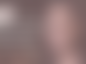 Porträt einer lächelnden Frau mit Schulterlänge Haaren vor unscharfem Hintergrund; daneben steht das Zitat: „Ich mag zwar die Erste sein, aber ich werde nicht die Einzige bleiben.“