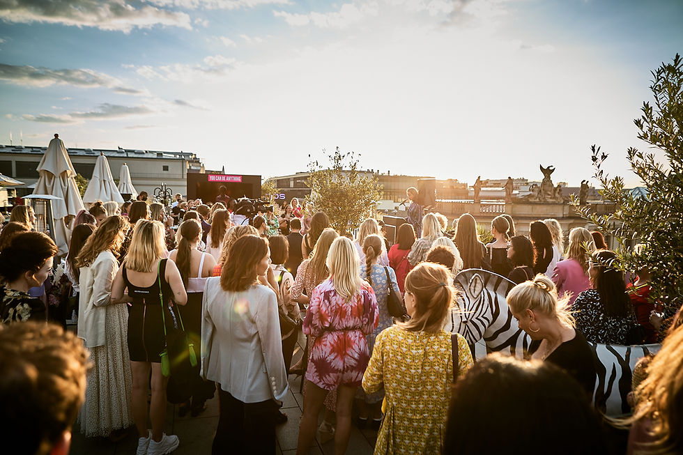 Publikum beim Outdoor-Event und Networking von FRAUEN100, Portraitaufnahme einer Teilnehmerin beim FRAUEN100 Event, Gruppenfoto der Gäste beim FRAUEN100 Empowerment-Abend