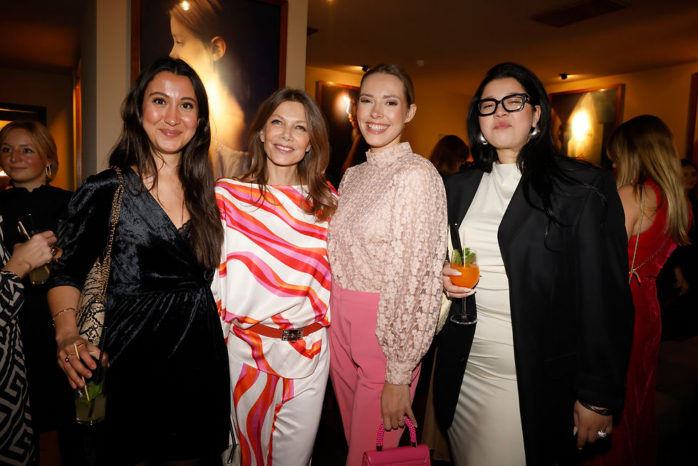Gruppenfoto der Gäste beim FRAUEN100 Networking- und Empowerment-Event, Austausch und Gespräche beim FRAUEN100 Community-Abend in Berlin,  Teilnehmerinnen beim FRAUEN100 Frauen- und Netzwerkabend in stilvoller Atmosphäre