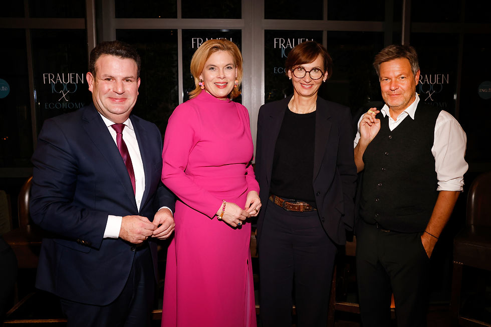 Gäste beim FRAUEN100 Gala- und Networking-Event in festlicher Atmosphäre, Austausch und Networking beim FRAUEN100 Community-Abend in Berlin,  Teilnehmer:innen beim Dinner und Gespräch auf dem FRAUEN100 Event