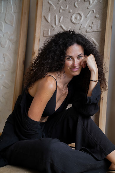 Laura arana Female artist