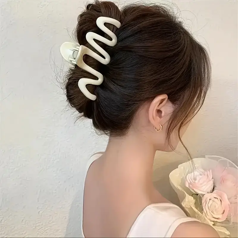 Thumbnail: Wavy Claw Clip