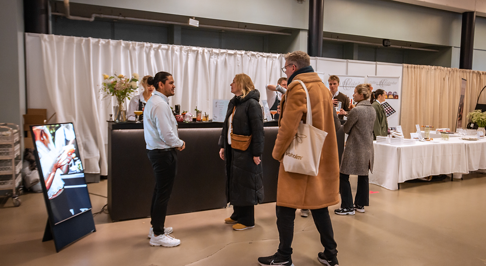 Gæster i cocktailbar til messe