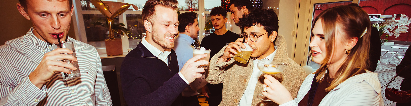 Gæster der nyder festen med lækre cocktails