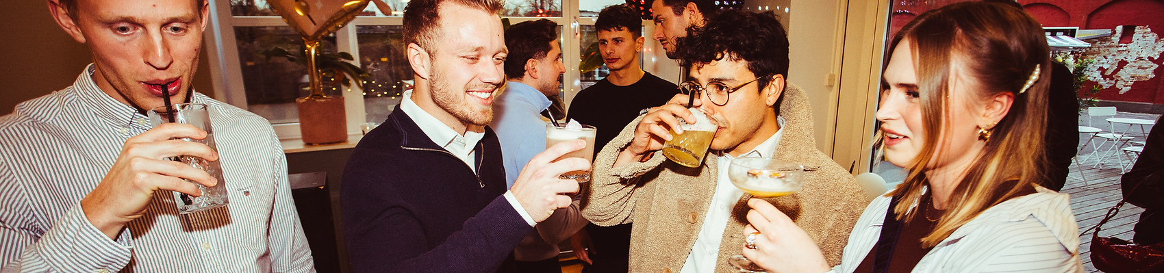 Gæster der nyder festen med lækre cocktails
