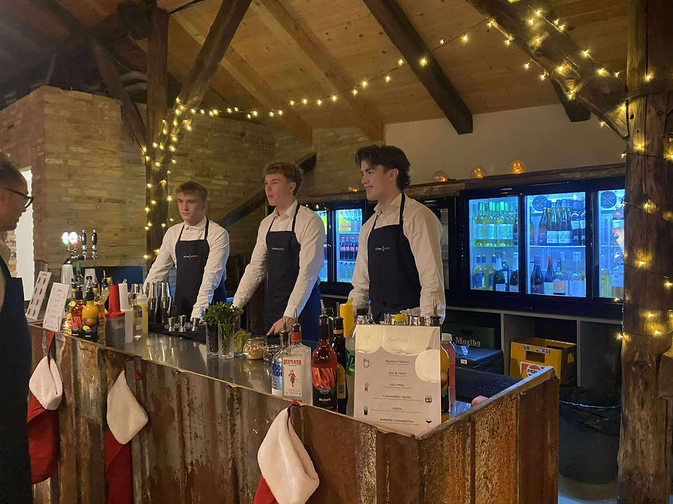 Tre bartendere i baren til julefrokost