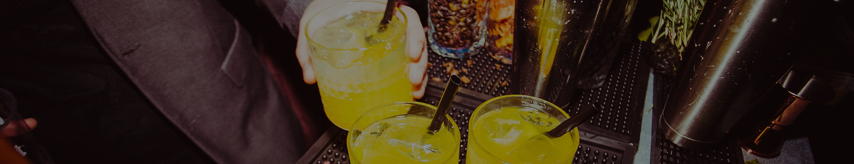 Cocktails i baren der bliver serveret