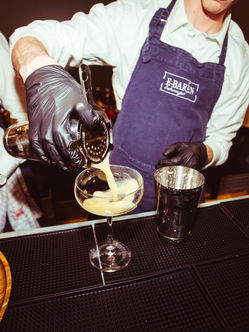 Bartender med cocktail