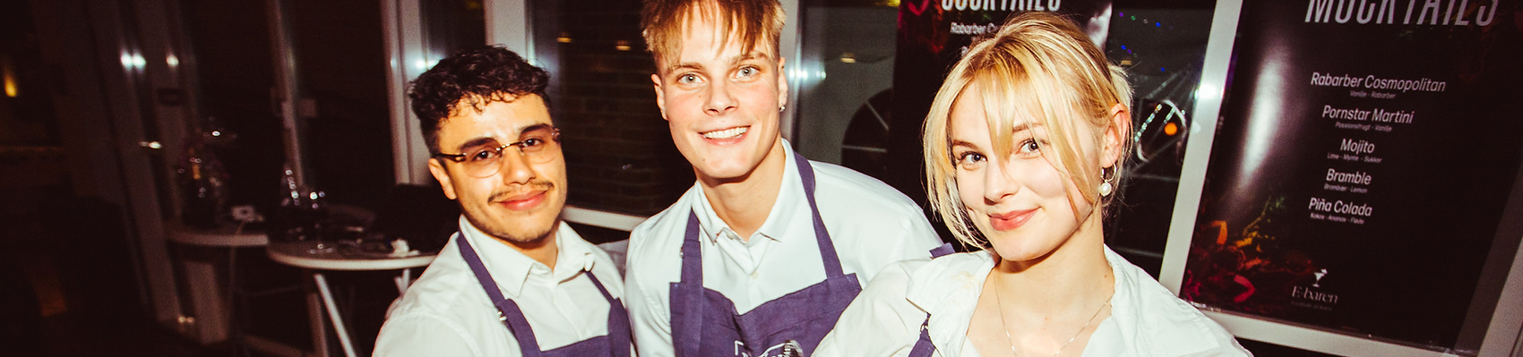 Tre bartendere bag baren til event