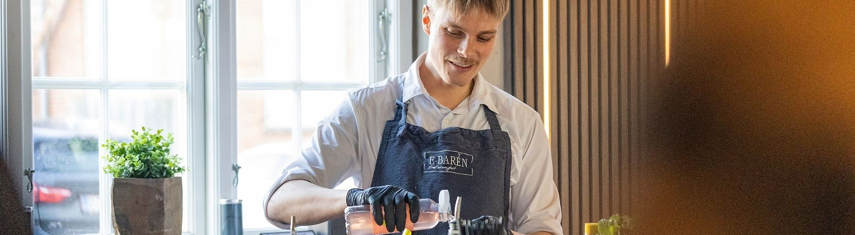 Malte bag baren til et cocktailkursus og laver en cocktail