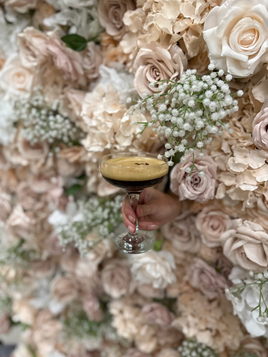 Blomstervæg med cocktail