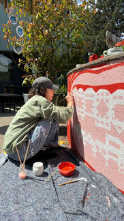 Beim Bemalen von "Mit dem Kopf durch die Wand"-Wandbild fürs Bürgerzentrum Ehrenfeld