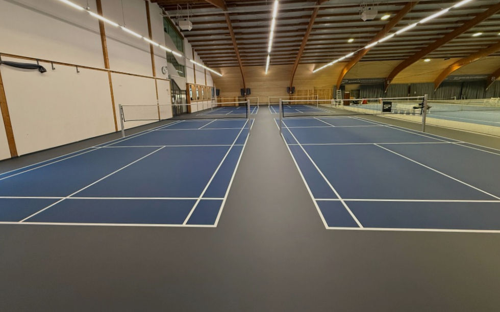 Blauer Indoor Boden für Badminton Pickleball in einer Halle