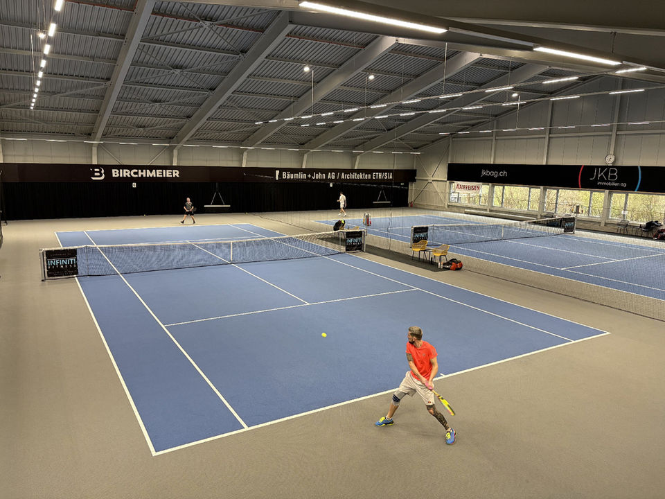 Zwei Indoor Tennisplätze von SCHÖPP® in Aktion.