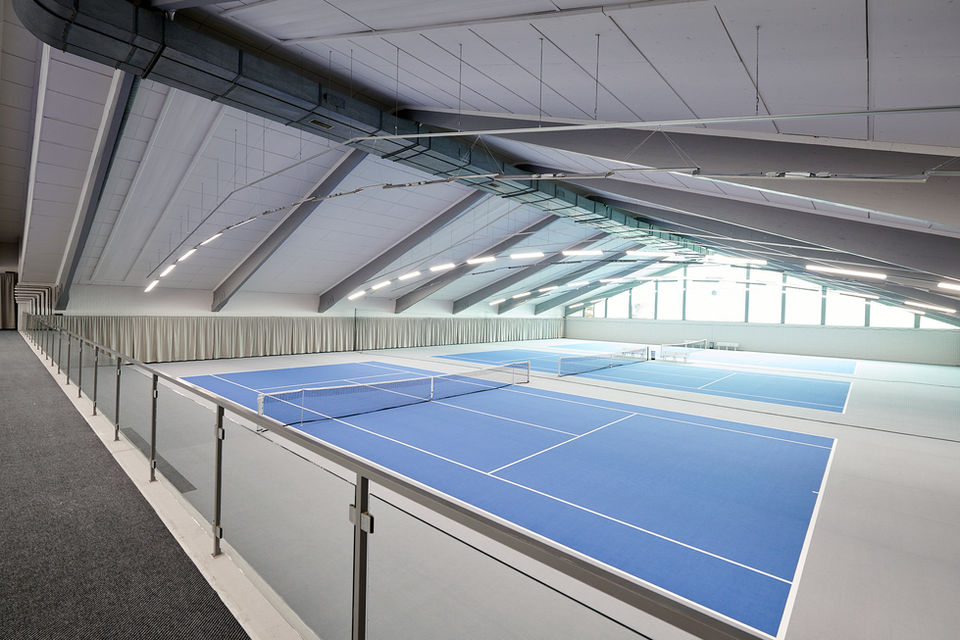 5-Feld-Tennishalle in Göttingen mit SCHÖPP®-Allround Tennisboden in Dunkelblau und Silbergrau.