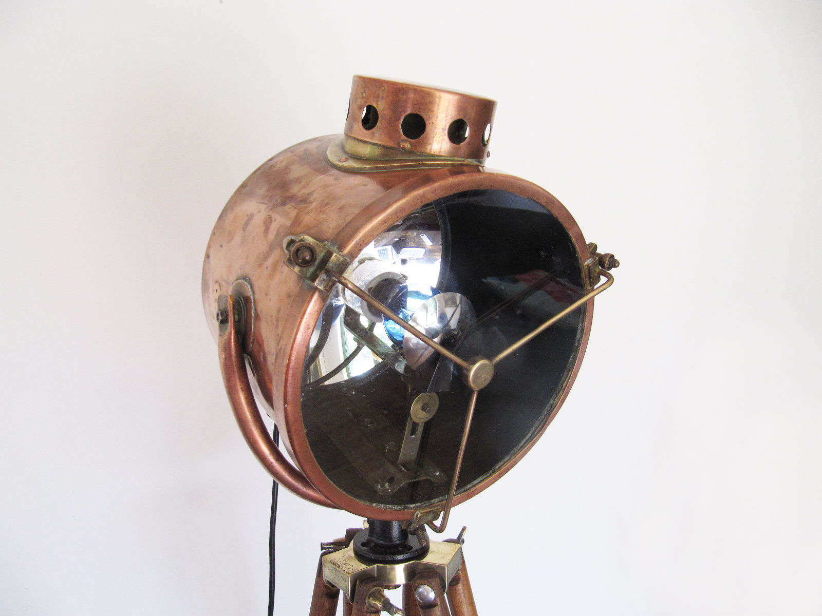 ANTIQUE SHIP'S SEARCHLIGHT EARLY 20th CENTURY ON WWI/II TRIPOD