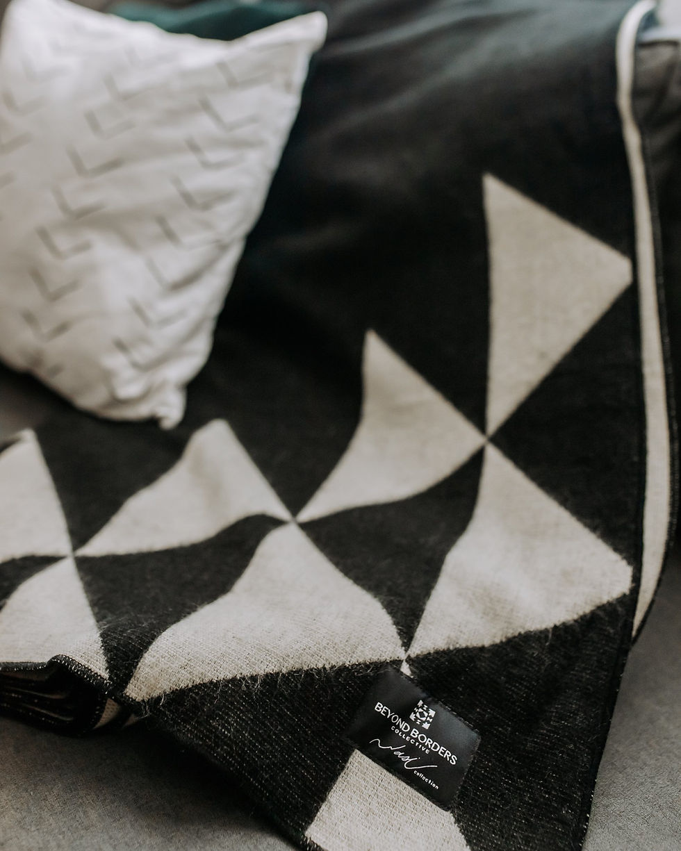 Thumbnail: Nevado Blanket - Natural / Black