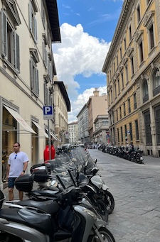 今日も銀座は賑わいそうです。