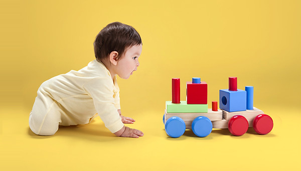 Bebé con el juguete de madera