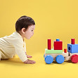 Bébé avec Jouet en bois