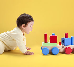 Bambino con il giocattolo di legno