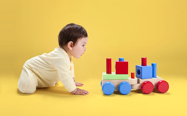 Bébé avec Jouet en bois