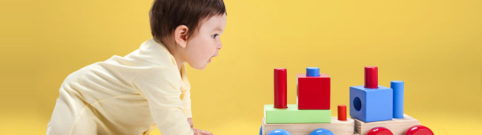 Bébé avec Jouet en bois