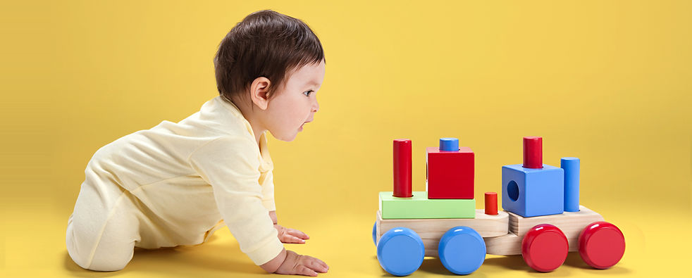 Baby mit Holzspielzeug