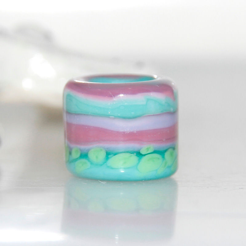 Thumbnail: pink dread bead