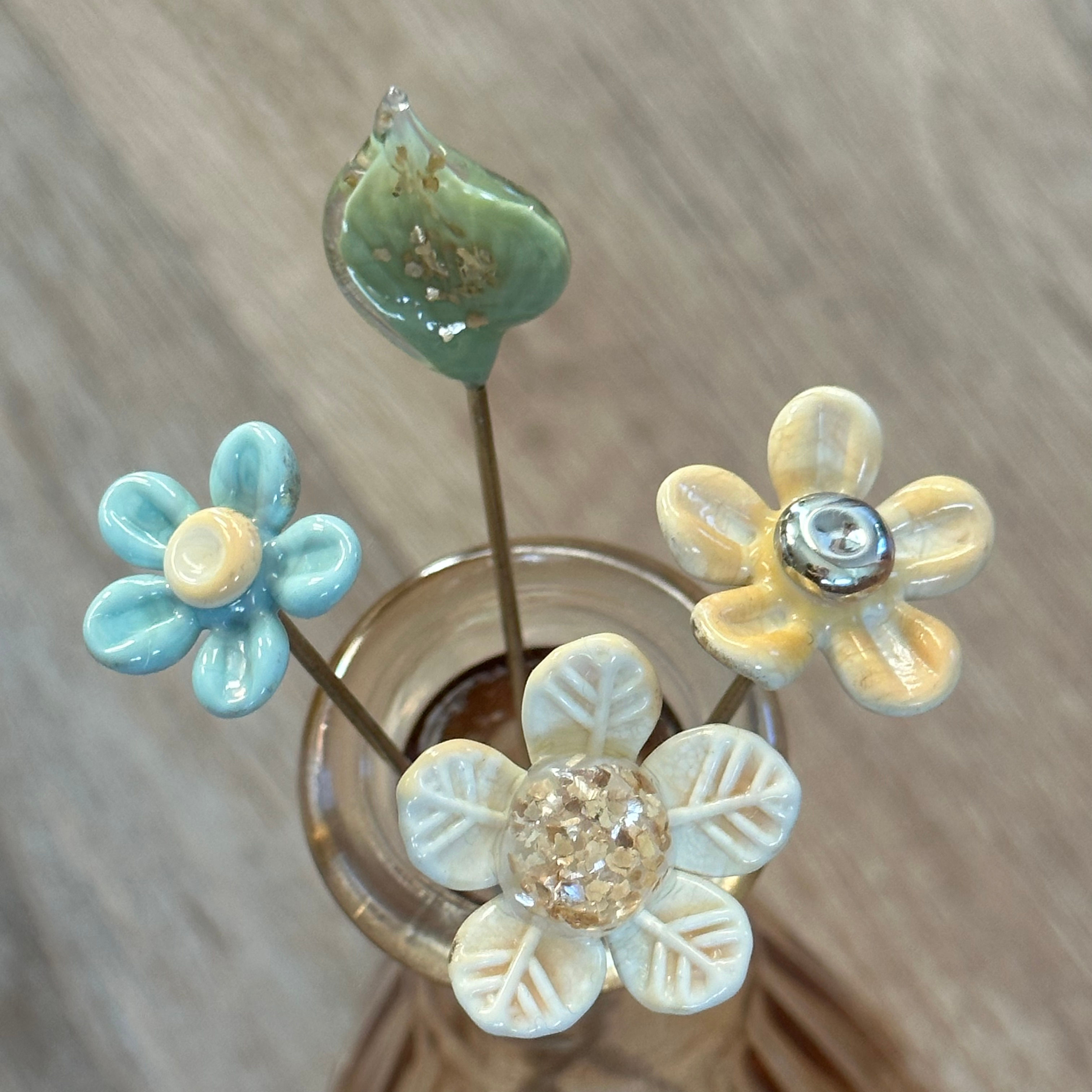 Set of 4 Decorative Glass Flowers and a Leaf with Gold Glitter Inclusions
